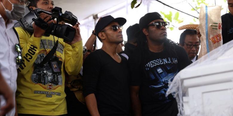 Jenazah Mike Mohede Dimakamkan Diiringi Nyanyian Judika dan Michael