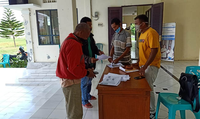 Pembagian BST di Wolowae Terapkan Protokol Kesehatan Cegah Covid-19