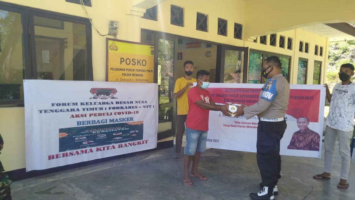 Polsek Wewaria Ende Gandeng Richard Riwoe Center & Forkabes NTT Donasi Masker Bagi Warga