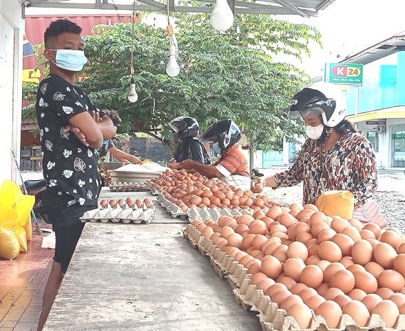 Harga Telur di UD Abidzar Oebobo Stabil, Harga Minyak di Pasar Tagoyang