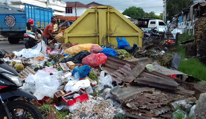 Pemda Sikka Rekrut 100 TKS dan Perbaiki Tujuh Truk Atasi Sampah di Kota Maumere