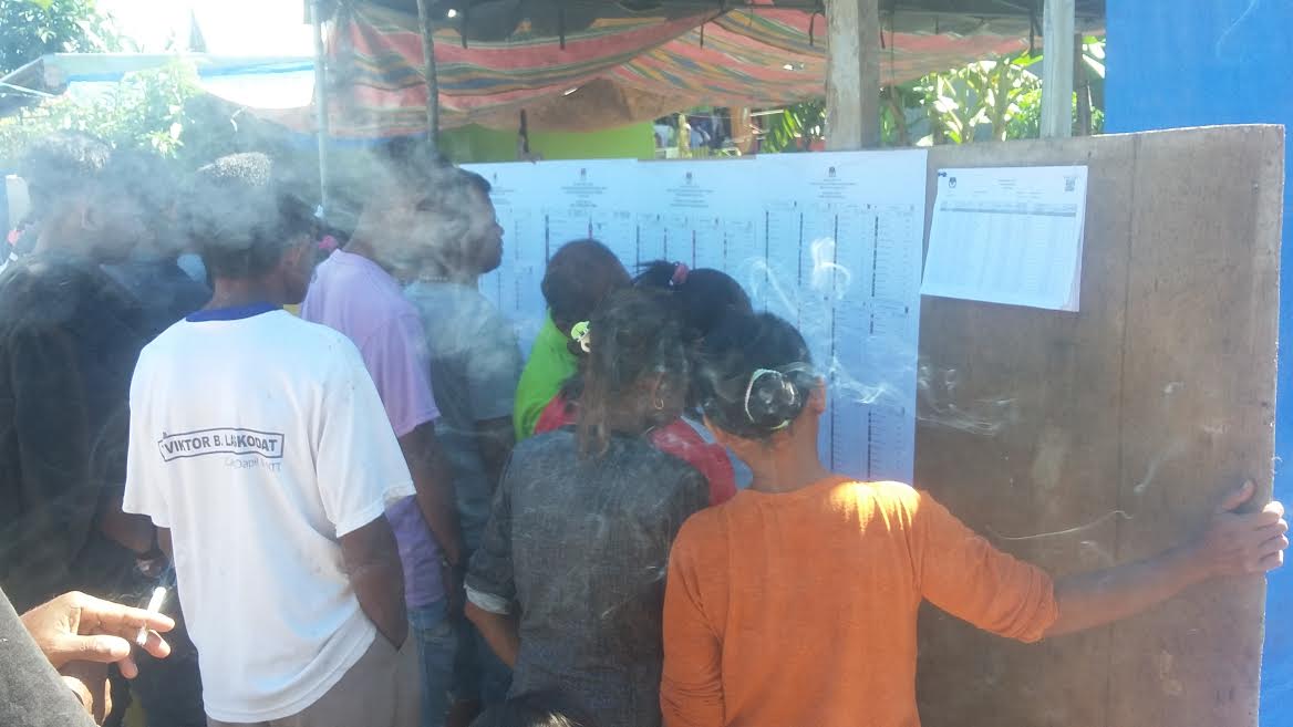 pemilih-di-tps-12-desa-penfui-timur-tengah-antrean.jpg