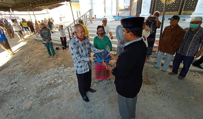 Pemkab Sumba Barat Serahkan Hewan Kurban Idul Adha