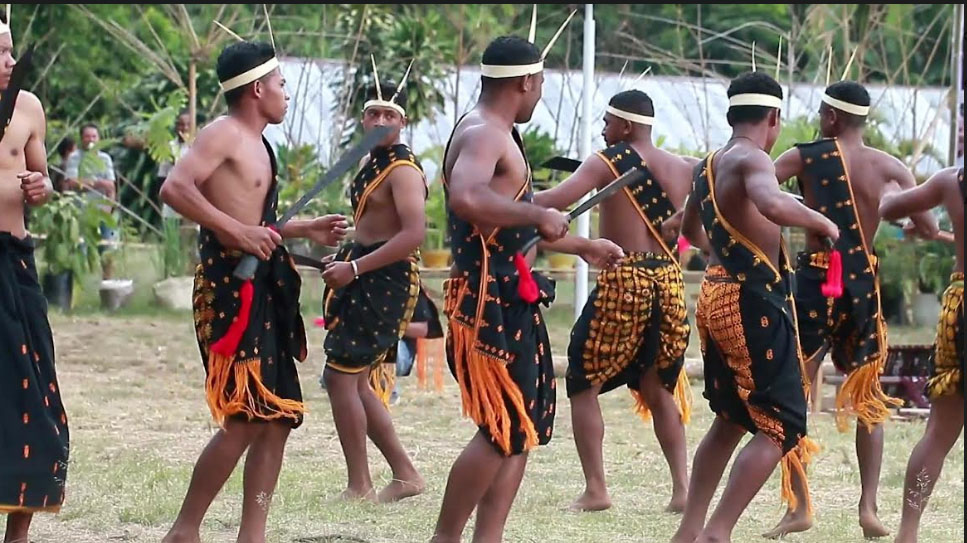 Pemuda Pemudi di Nagekeo Lestarikan Adat dan Budaya Lewat Pementasan Ritual Adat