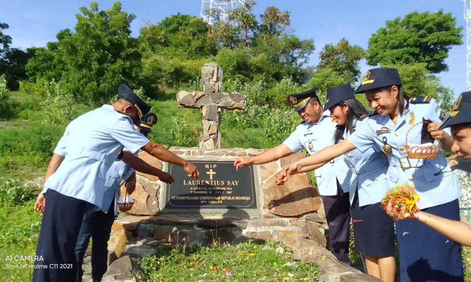 Hormati Jasa Pahlawan, Pegawai Kantor Imigrasi Maumere Tabur Bunga di TMP Ilegetang