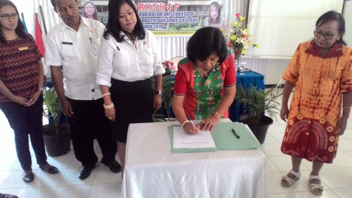 SMKN 3 Kupang teken MoU dengan Dunia Industri dan Usaha