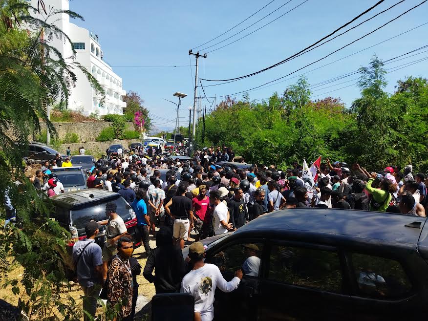 Tolak Tarif Taman Nasional Komodo, Pendemo Hadang Bupati Mabar dan Blokade Jalan