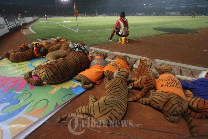 Hilangnya Maskot Boneka di Pinggir Lapangan Disebut karena Aliran Strip Tiga, Ini Komentar Netizen