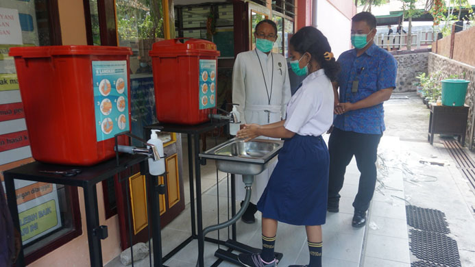 Penerbit Erlangga Beri Wastafel untuk SMPK Frateran Ndao Ende Sambut PTMT