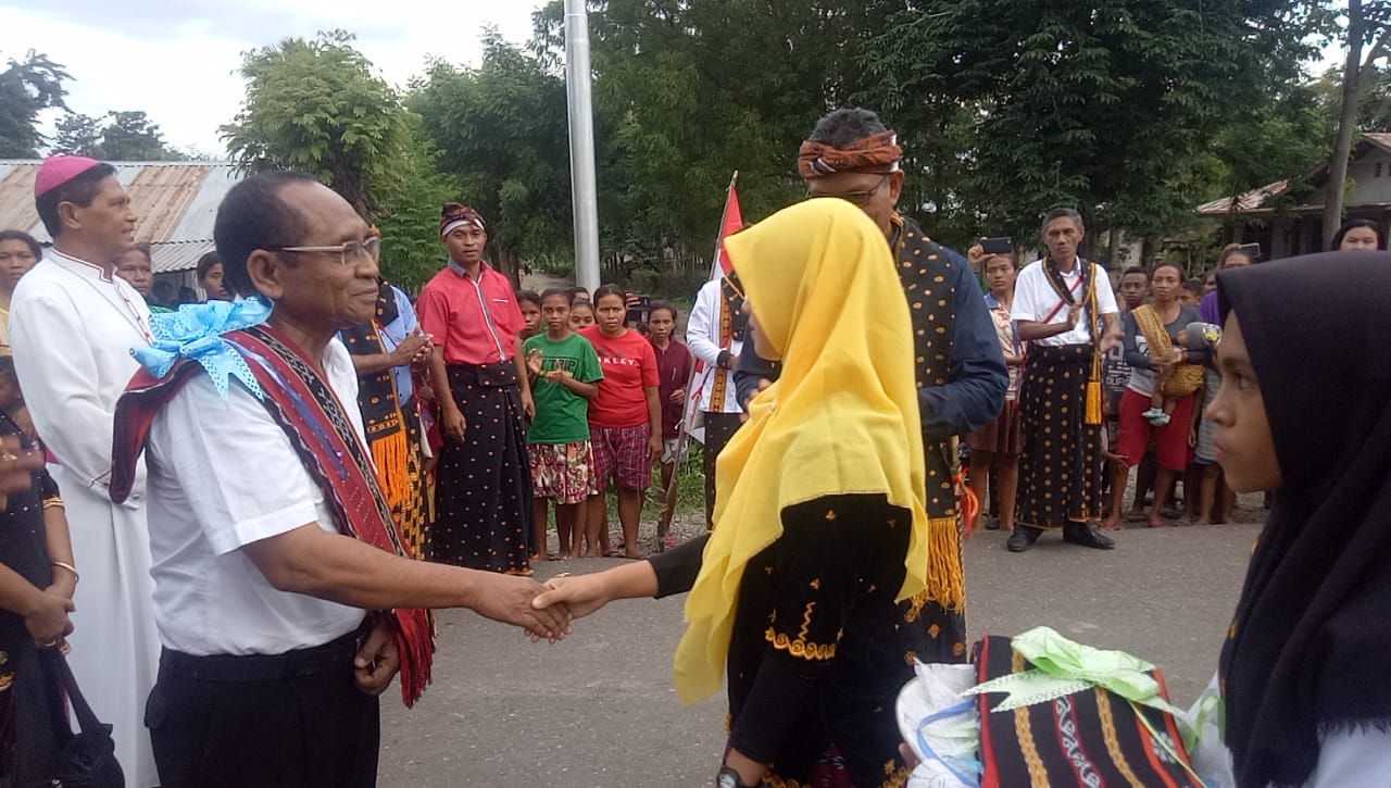 pengalungan-selendang-saat-pesparani-perdana-di-nagekeo-awal-tahun-2020.jpg