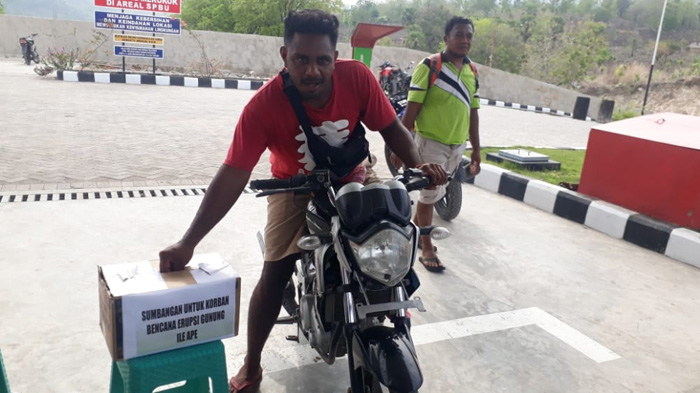 Pengantre dan Pengecer BBM di SPBU 03 Balauring Galang Dana untuk Korban Erupsi Ile Lewotolok