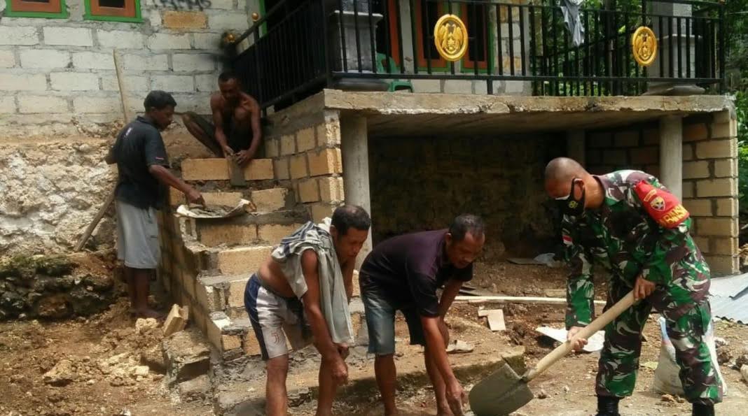 Ciptakan Situasi Kondusif, Babinsa 1604-06/Batakte Nekamese Bantu Masyarakat