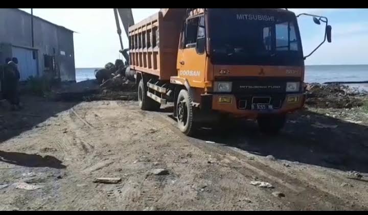 Badai Rob di Sikka, Pemkab Mulai Turunkan Material di Bebeng