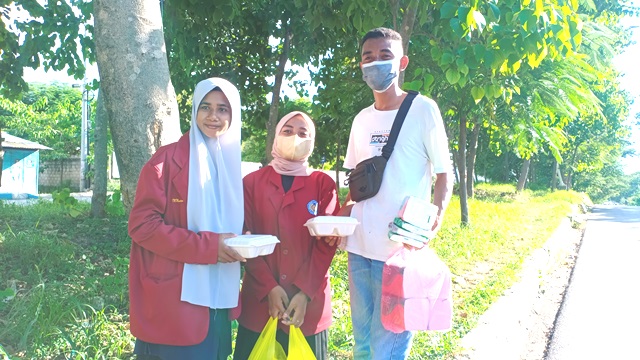 Jelang Ramadhan, Ikatan Mahasiswa Muhammadyah Kupang Berbagi Makanan