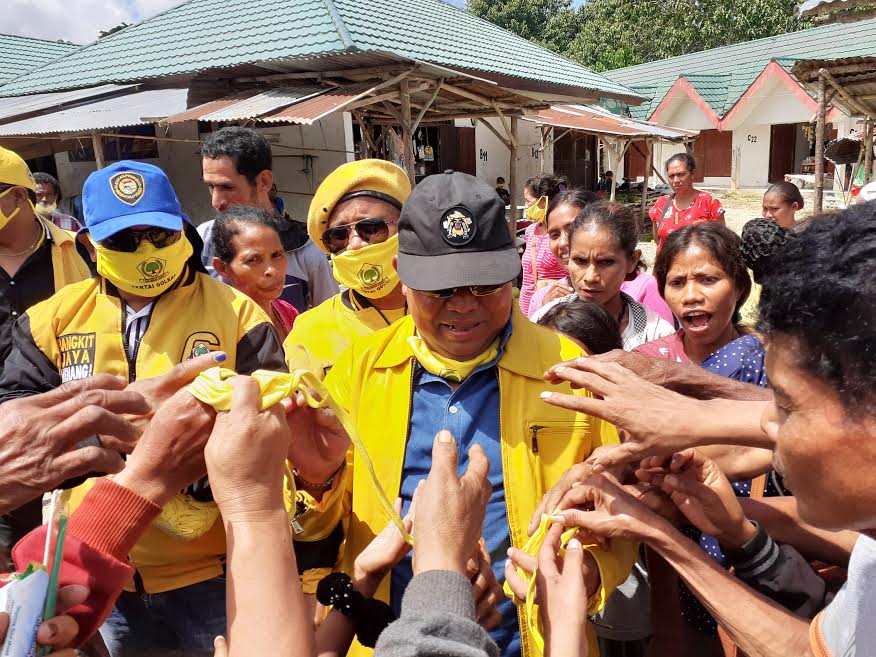 pengurus-partai-golkar-sumba-barat-membagikan-masker.jpg