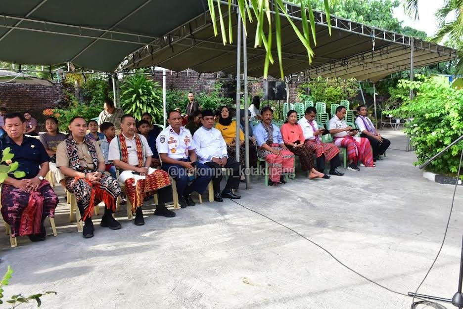 penjabat-wali-kota-kupang-george-hadjoh-saat-hadir-dan-membuka-kegiatan-khitanan-massal.jpg