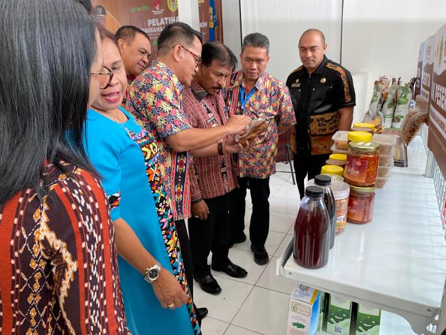 penjabat-wali-kota-kupang-george-hadjoh-saat-melaunching-produk-umkm.jpg