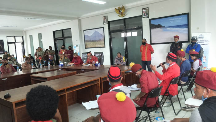 Penjelasan Bupati Agas Saat Berdialog Dengan Pendemo Tolak Pabrik Semen di Desa Satar Punda