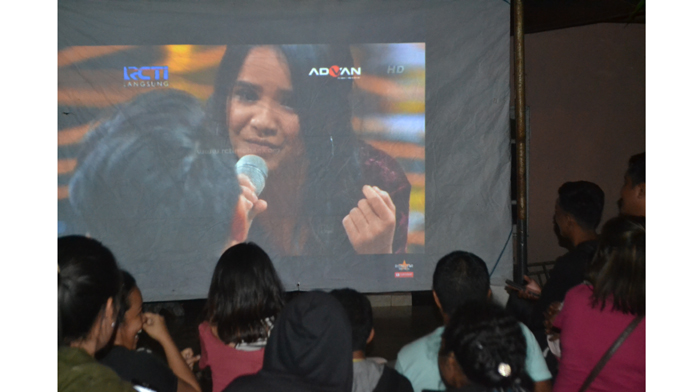 Penonton di Kupang Histeris Inggid Nyanyi Sambil Tatap Mata Ariel NOAH