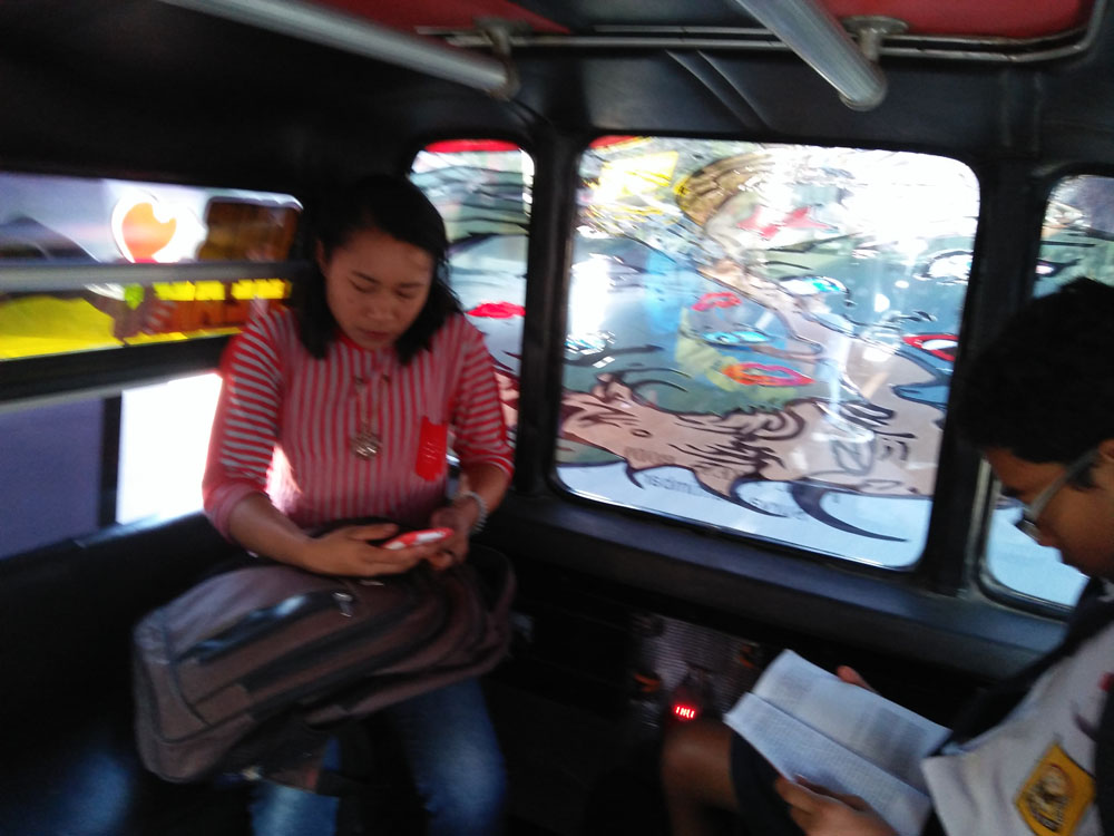 Simak Aktivitas yang Sering Dilakukan Penumpang dalam Bemo di Kota Kupang