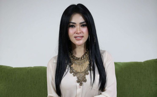 Setelah Terima Piala ke-7 Sebagai Penyanyi Ngetop, Syahrini Koment Pedas Soal Teman Makan Teman