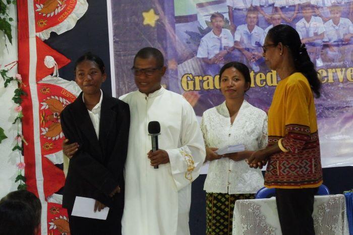penyerahan-amplop.jpg