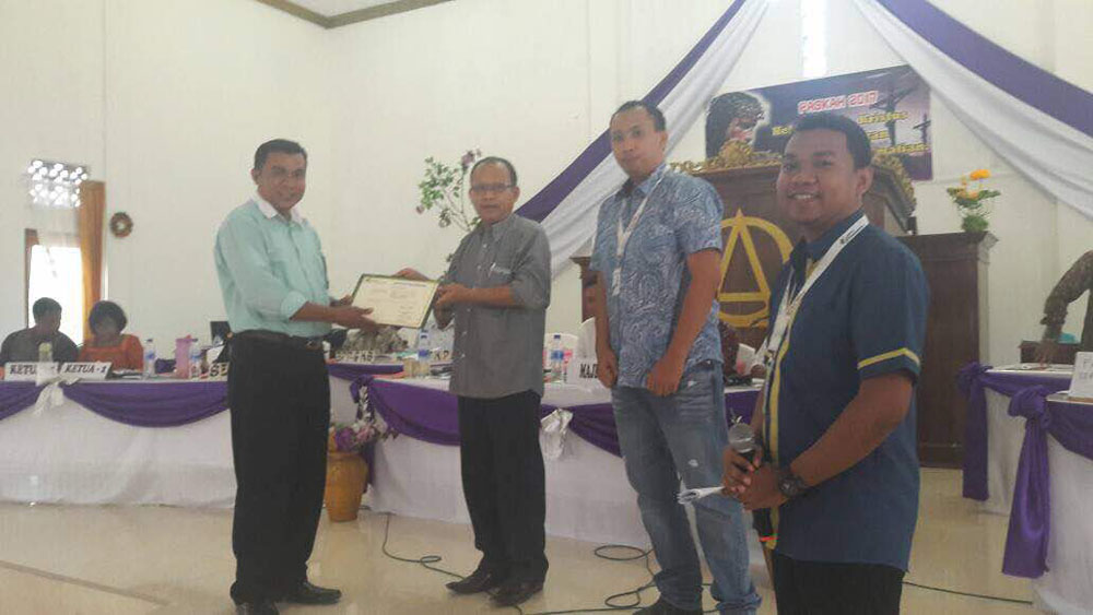penyerahan-bukti-kepesertaan-gereja-gks-kambaniru_20170503_101307.jpg