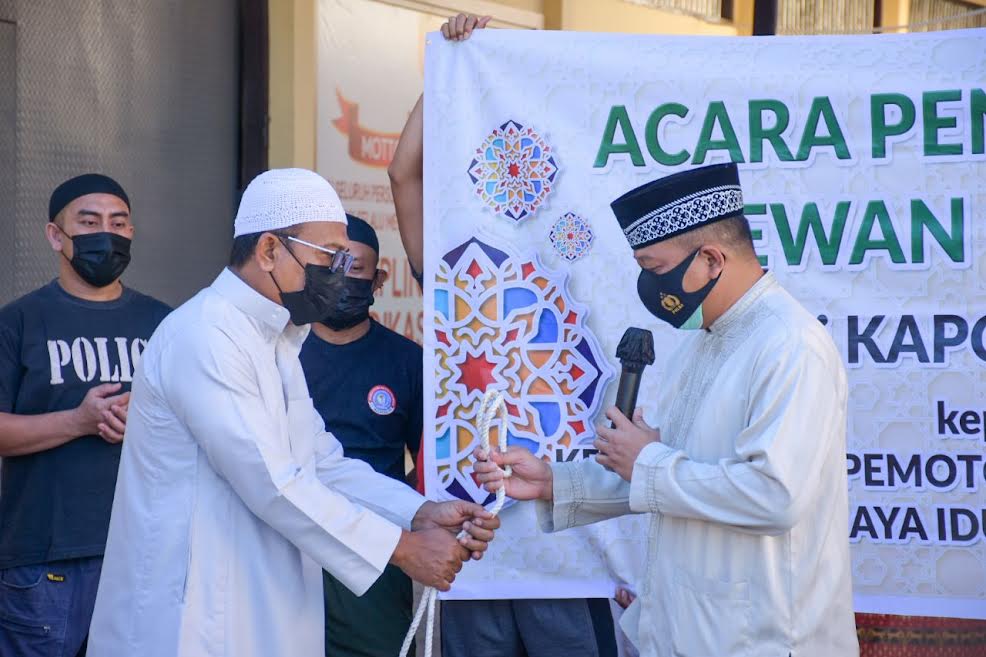 Kapolda NTT Sumbang 3 Ekor Hewan Kurban di Masjid Al-Muawwanah