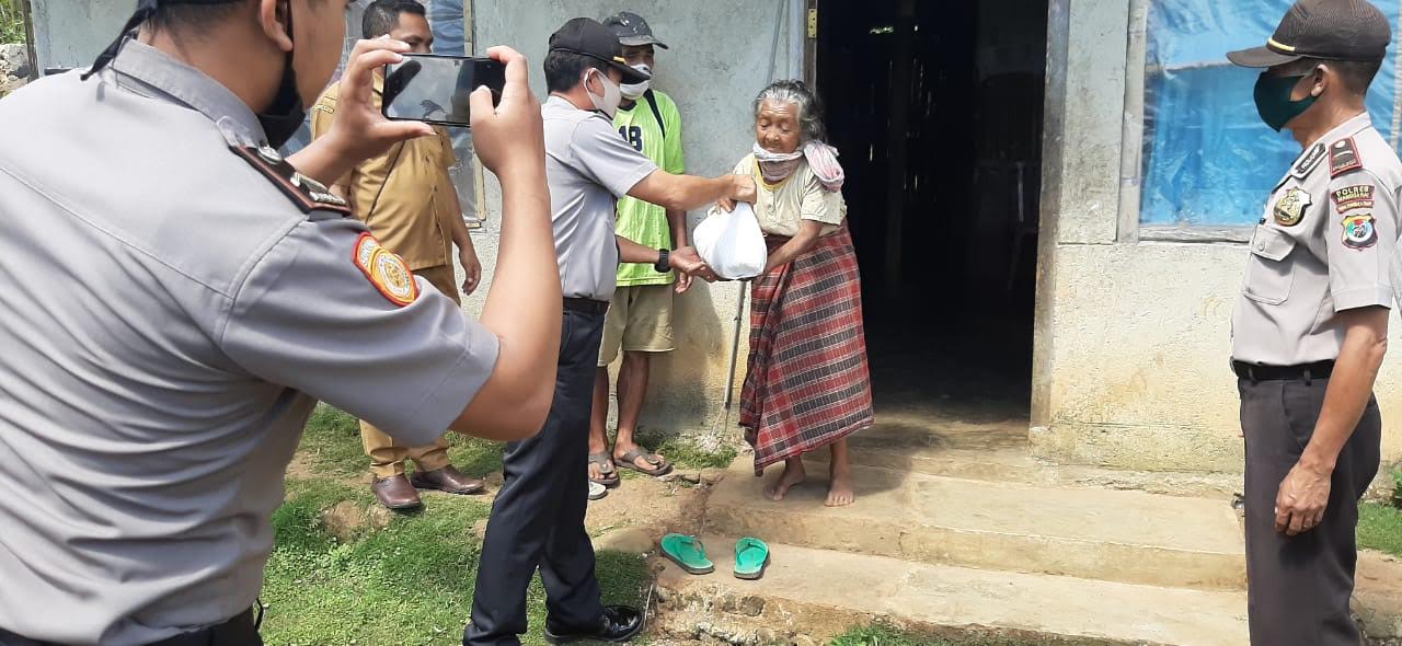Polres Manggarai Distribusikan Sembako Untuk 400 Warga di Cibal dan Cibal Barat Dampak Covid-19