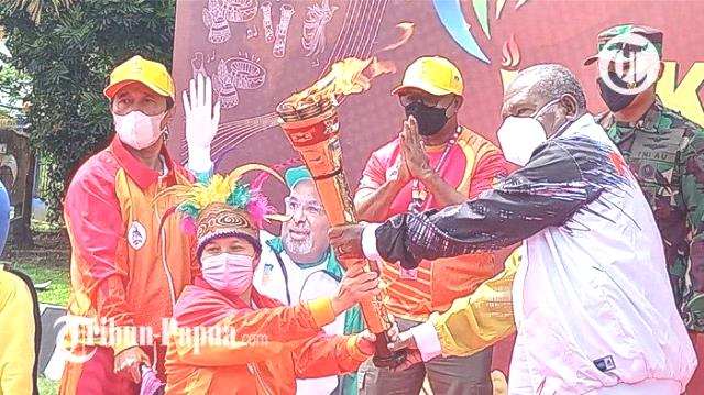 Hari ini Kirab Api Peparnas Disemayamkan di Kota Jayapura, Anggun C Sasmi Goyang Stadion Mandala