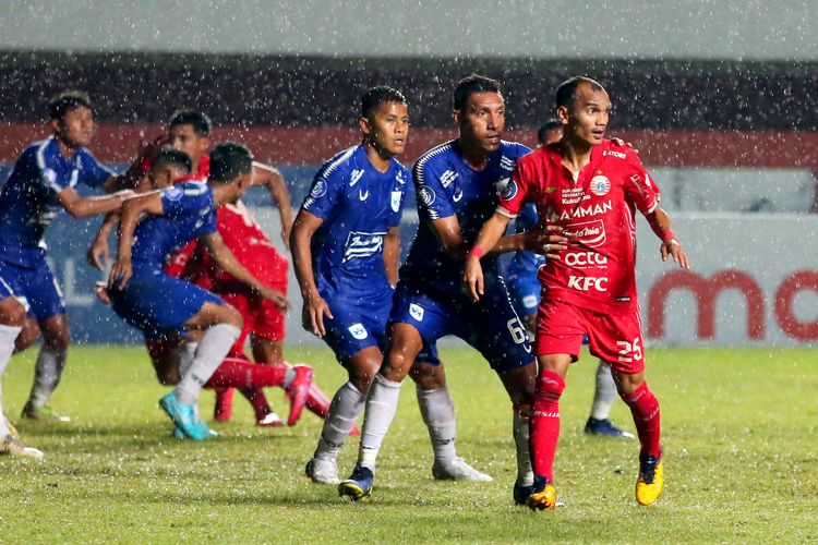 perebutan-bola-pada-laga-psis-semarang-vs-persija-jakarta.jpg