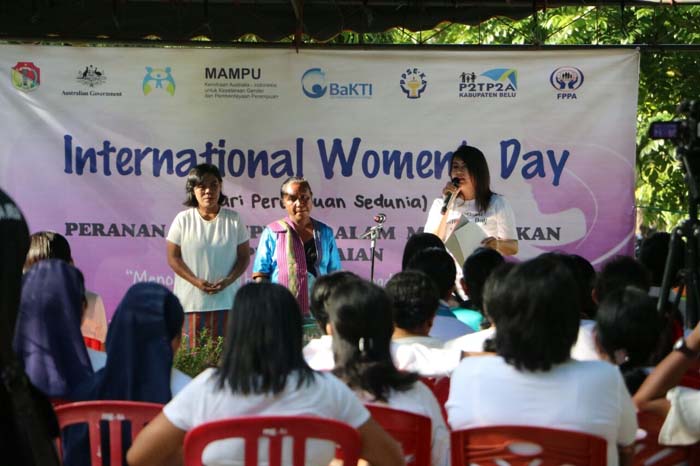 perempuan-kabupaten-belu-saat-mengisi-hari-perempuan-sedunia_20180309_145509.jpg