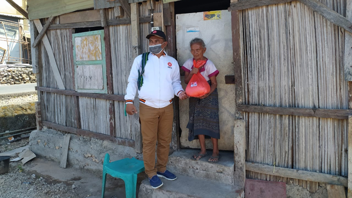 Peringati HUT ke-76 RI, PKS NTT Salurkan Bantuan Sembako
