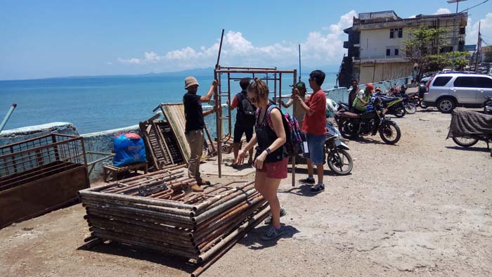 Seniman Luar Negeri Ini Beraksi di Jalan Siliwangi Kupang, Apa yang Dia Lakukan?