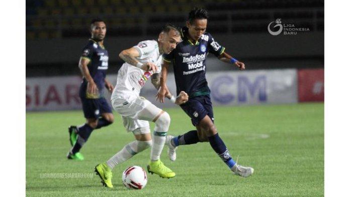 persib-bandung-beckham-putra-nugraha-kanan-mencoba-merebu.jpg