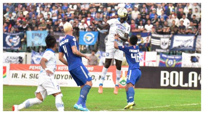 Jelang Bentrok Tira Persikabo, Striker-Bomber Ezechiel Ndouassel Tinggalkan Persib Bandung, Terancam