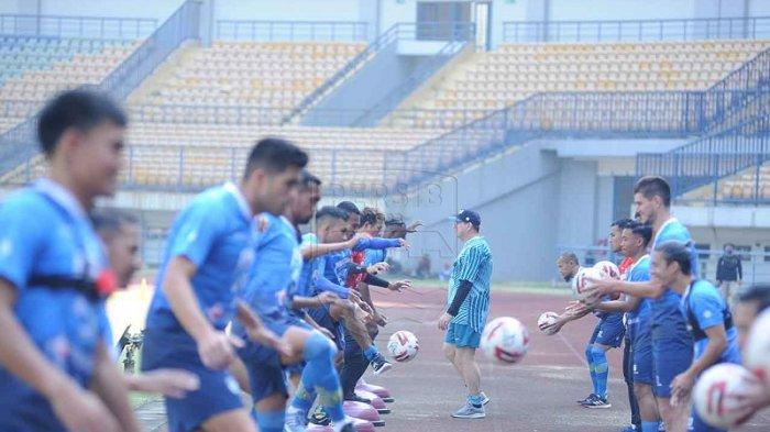persib-bandung-latihan-perdana-robert-rene-alberts-memimpin-latihan-perdana-tim-persib.jpg