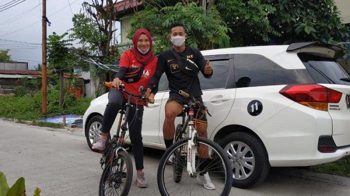 persita-tangerang-muhammad-toha-bersepeda-bersama-istriny.jpg