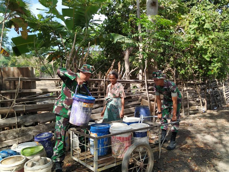 personel-pos-silawan-membantu-angkut-air-minum-buat-nenek-maria.jpg
