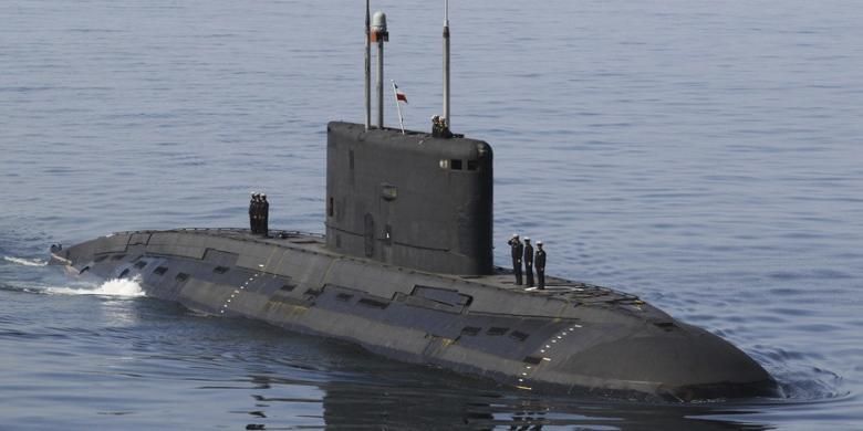 personil-militer-iran-berdiri-di-kapal-selam.jpg
