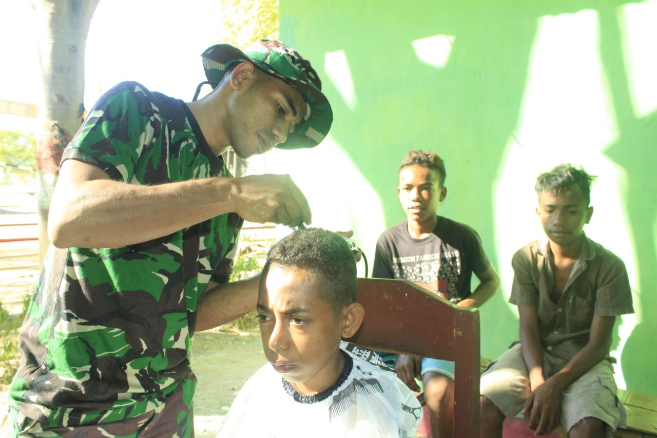 Personil Satgas Pamtas RI-RDTL Yonif RK 744/SYB Ajar Siswa Jaga Kerapihan, Pangkas Rambut Anak