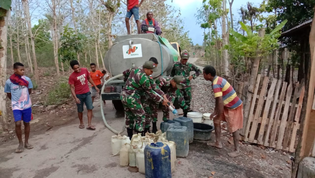 Satgas Pamtas Yonif 132/BS Bagi Air Minum Buat Warga Teladu Kobalima-Malaka