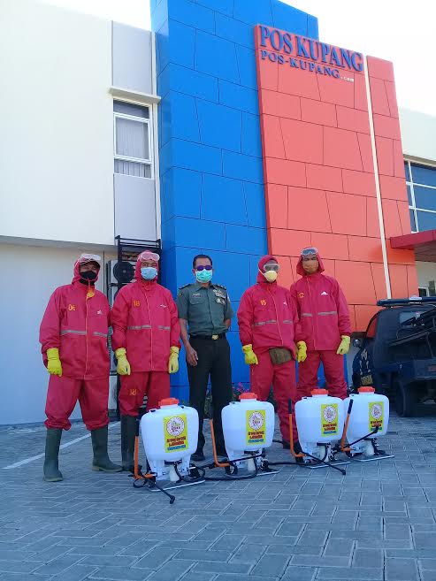 Kodim 1604 Kupang Semprot Disinfektan di Kantor Pos Kupang