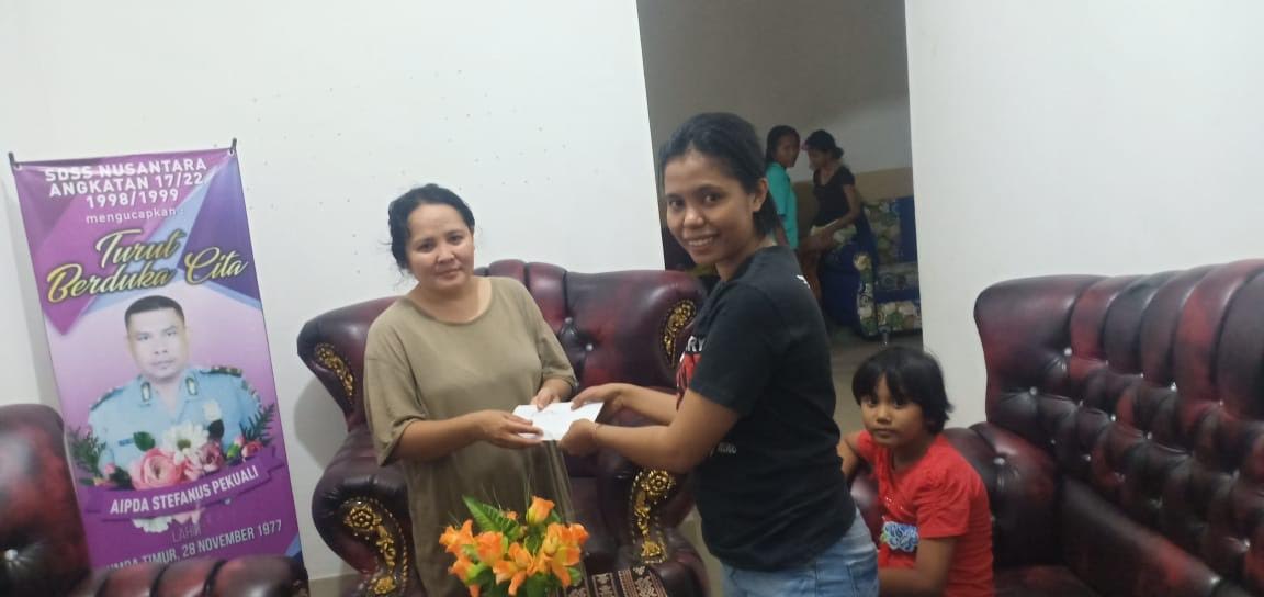 Anggota Polsek Kupang Timur Spontanitas Bantu Keluarga Aiptu Stef Pekuali