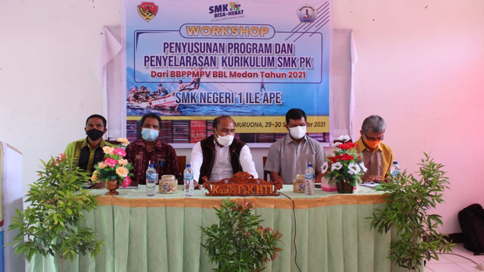 Pesan Linus Lusi Saat Buka Workshop di SMKN 1 Ile Ape Lembata: Guru Unggul dan Jaga Tanggung Jawab