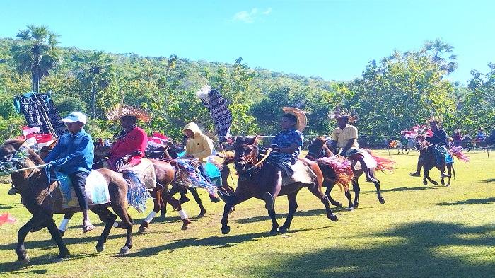 peserta-dalam-acara-adat-Hus-memacu-kuda-mereka-di-rote-ndao.jpg