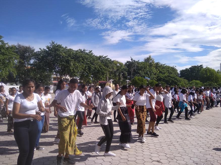 Ada Tarian Ofalangga dan Tobelo di Halaman Gedung Sasando