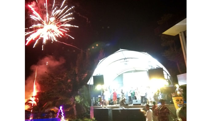 pesta-kembang-api-meriahkan-party-sotis-hotel-kupang-beer-and-barrel-kitchen-n-lounge.jpg