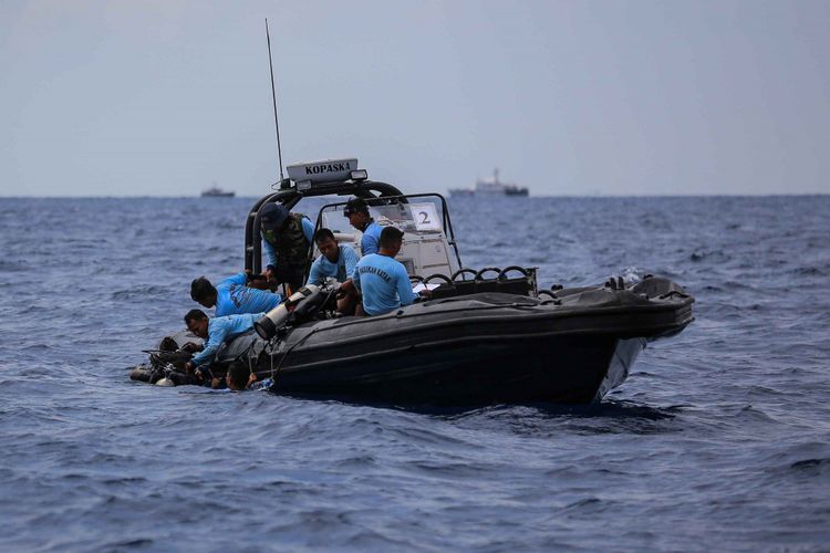 petugas-dari-kesatuan-komandan-pasukan-katak-kopaska-melakukan-patroli-di-lokasi-kejadian_20181031_211042.jpg