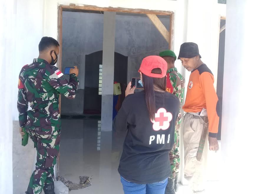 PMI Bersama Tim Gabungan Semperotkan Disinfektan di 7 Mesjid Borong-Ranamese Manggarai Timur